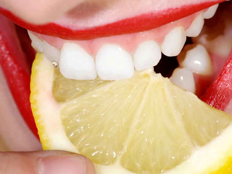 4-astuces-naturelles-pour-avoir-les-dents-blanches