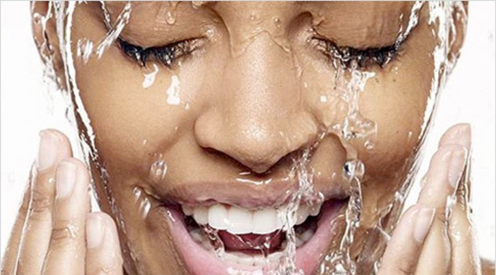 Lavez-vous le visage avec de l'eau gazeuse et observez les r_sultats _tonnants !