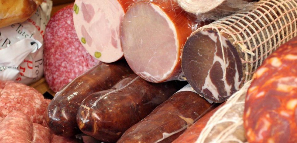Saucisses de Toulouse, bacon et saucissons divers ( salami, mortadelle, cop pa... ). FRANCE - 2005
